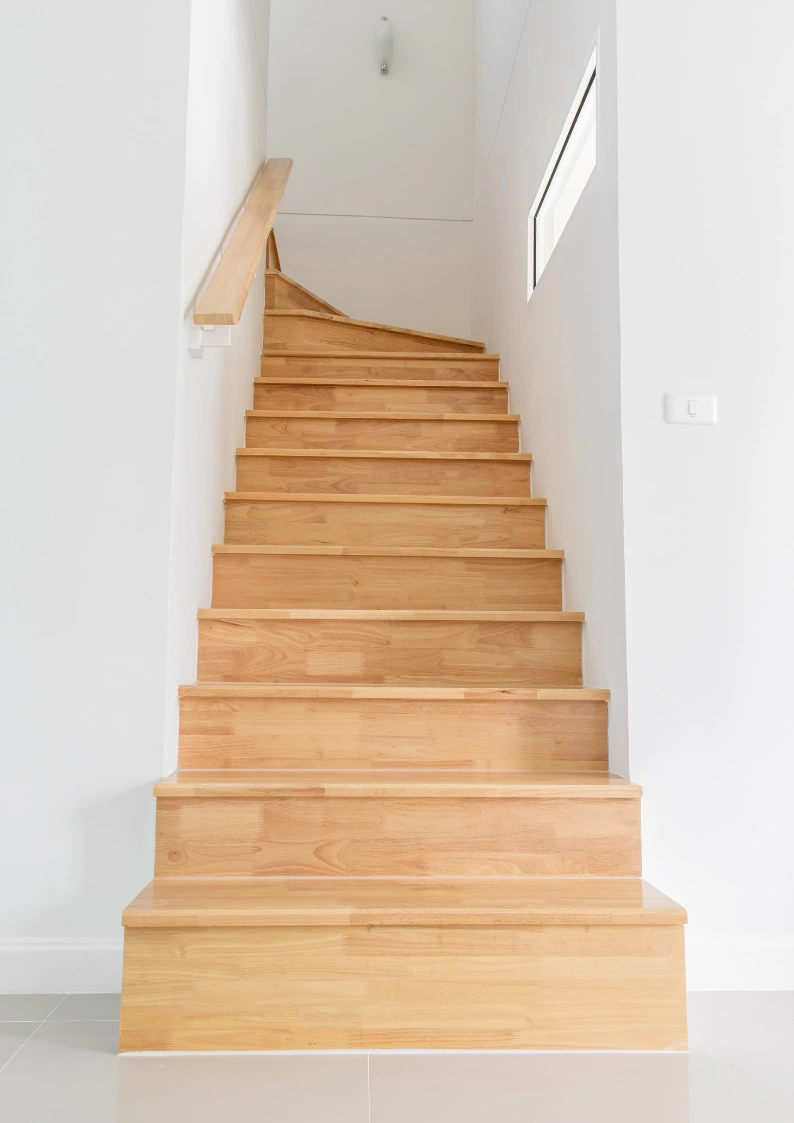 Escalier en bois clair dans une maison