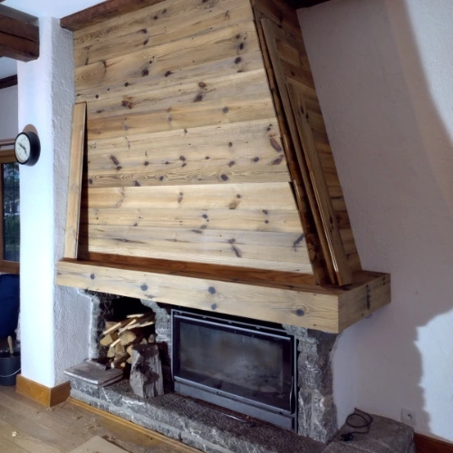 Habillage en bois d'une cheminée par menuiserie Cusin