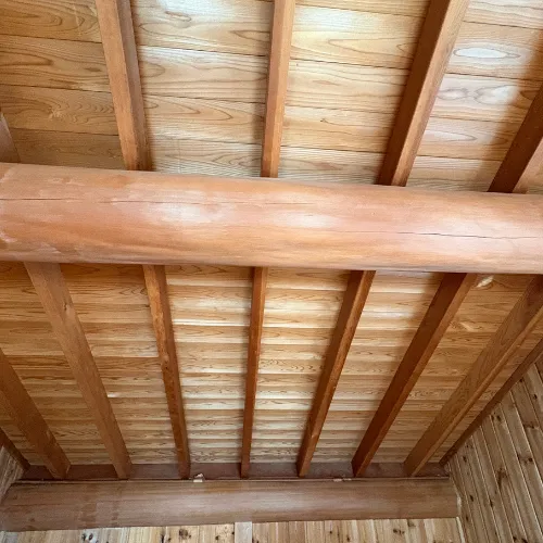 Pose de lambris bois dans une maison