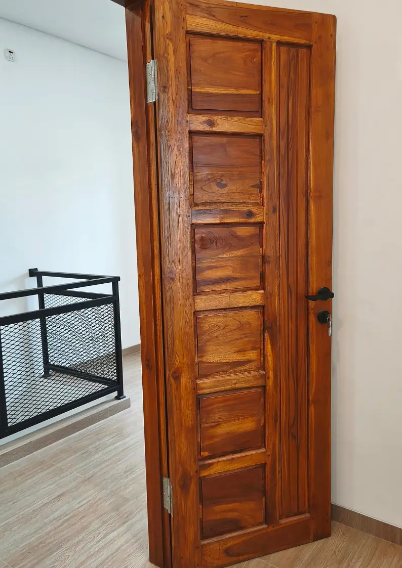 porte-bois-interieure Porte intérieure en bois foncé