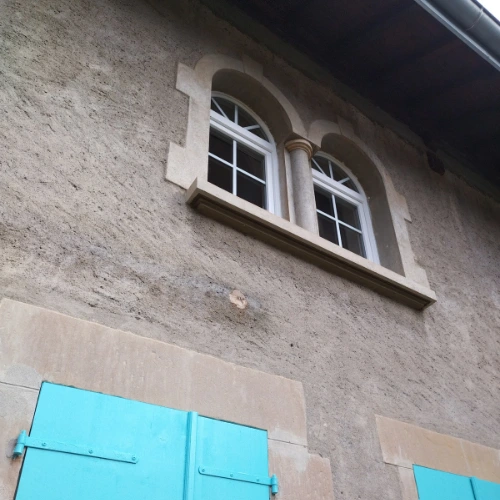 pose-menuiserie-pvc-cintree Pose et fourniture de menuiseries PVC pour une maison classée afin de conserver le cachet de l'ancien